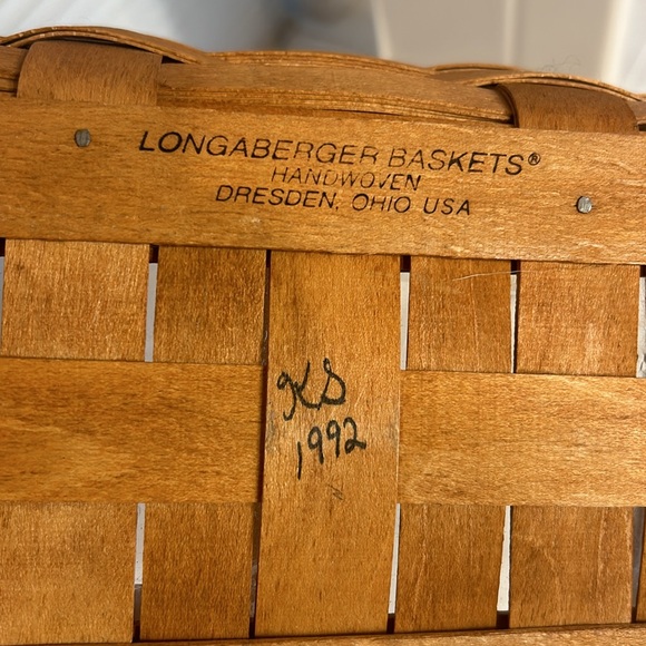 Longaberger spring basket with single handle, and plastic protector. - Picture 4 of 4